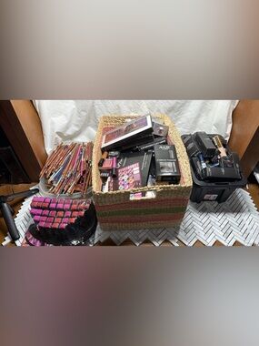 Amuse, Lisi and Jordana mix makeup bulk